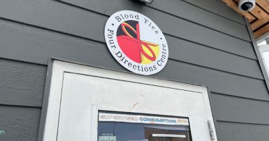 L'emblème du Centre Blood Ties Four Directions surplombe la porte du centre à Whitehorse, sur une photo non datée.