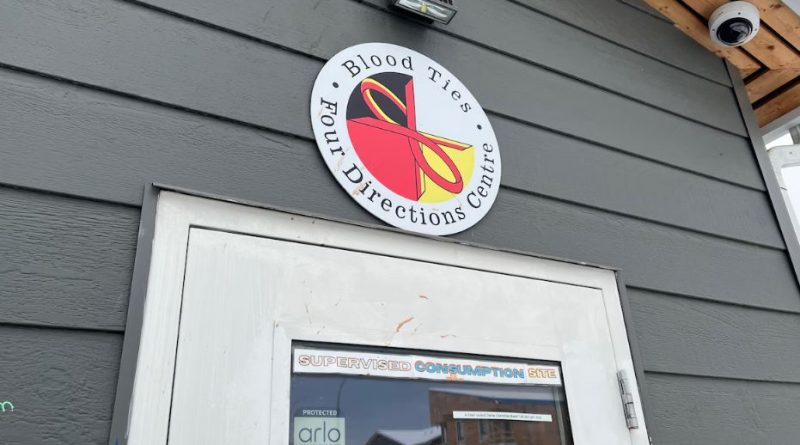 L'emblème du Centre Blood Ties Four Directions surplombe la porte du centre à Whitehorse, sur une photo non datée.