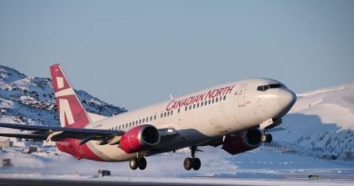 Un Boeing blanc et rouge décolle d'un aéroport nordique enneigé par une journée ensoleillée et sans nuages, le 3 mars 2024.
