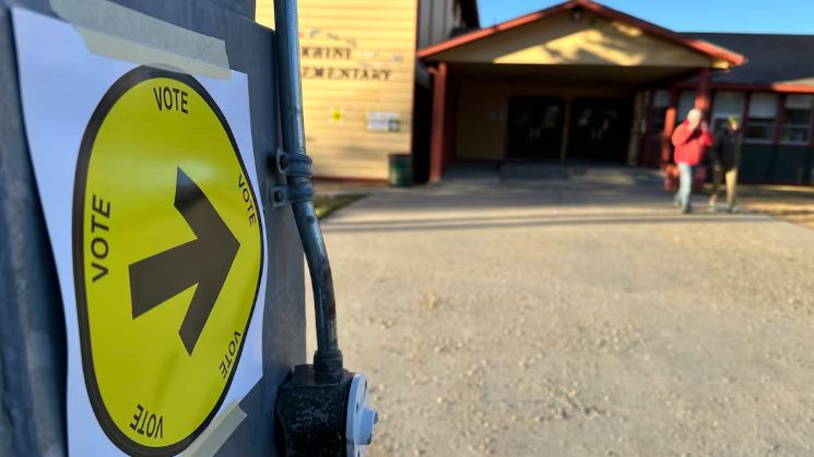 Une affiche indique où aller voter.