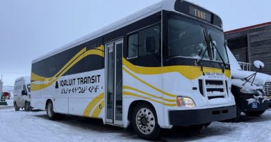 Un autobus sur la neige.