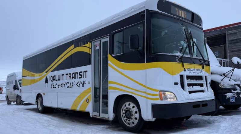 Un autobus sur la neige.