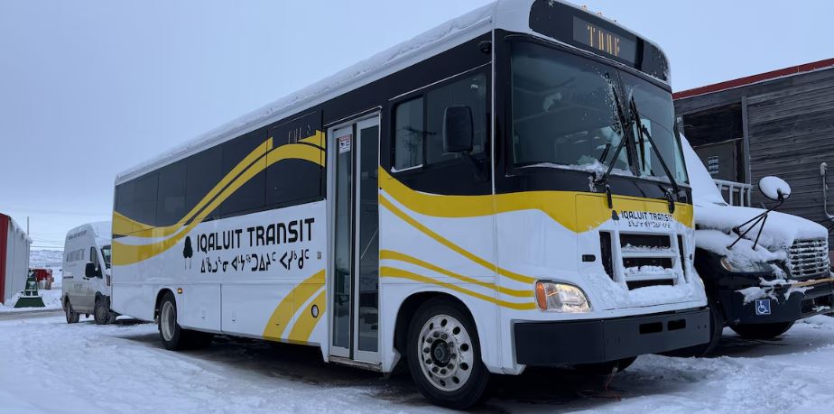 Un autobus sur la neige.