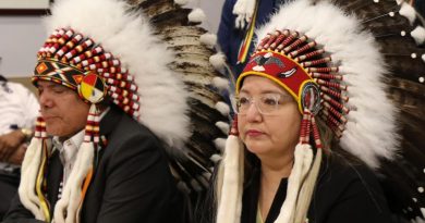 Garrison Settee et Cindy Woodhouse Nepinak à une conférence de presse.