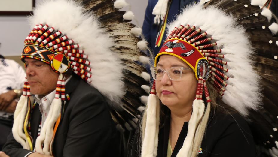 Garrison Settee et Cindy Woodhouse Nepinak à une conférence de presse.