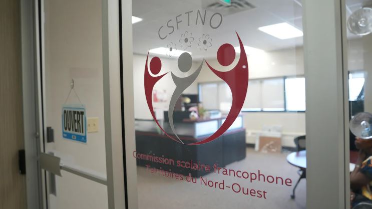 Logo de la Commission scolaire francophone des Territoires du Nord-Ouest.