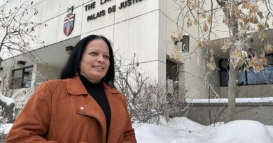 Debra-Leigh Reti se tient devant le palais de justice à Whitehorse.