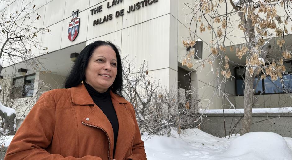 Debra-Leigh Reti se tient devant le palais de justice à Whitehorse.