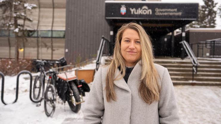 Edwine Veniat, la présidente du conseil d’administration de l’Association franco-yukonnaise, se tient debout devant l'Assemblée législative du Yukon.