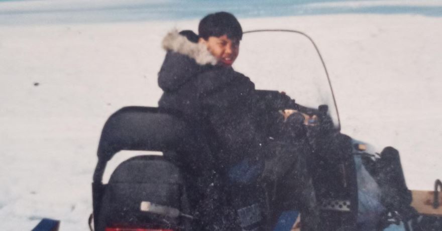 Un garçon sur une motoneige.