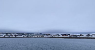 Un village près de l'eau.