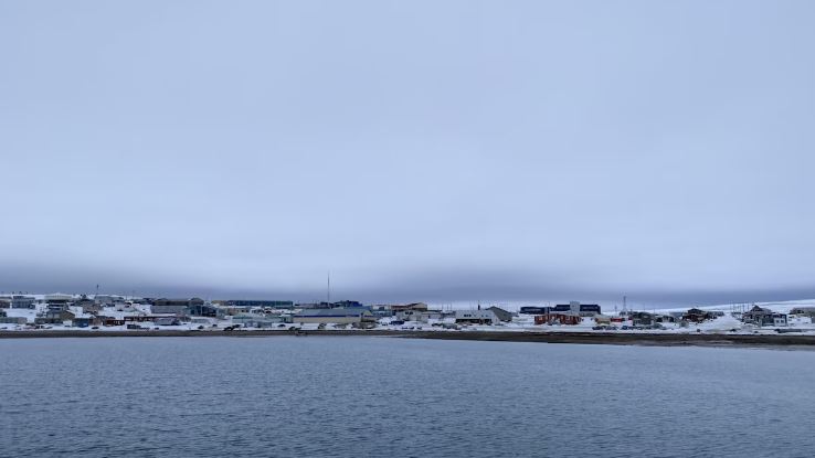 Un village près de l'eau.