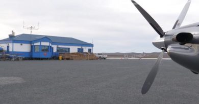 L'hélice d'un avion sur le tarmac de l'aéroport de Sanikiluaq, au Nunavut, en octobre 2021.