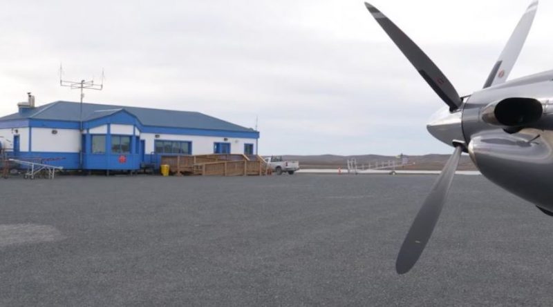 L'hélice d'un avion sur le tarmac de l'aéroport de Sanikiluaq, au Nunavut, en octobre 2021.