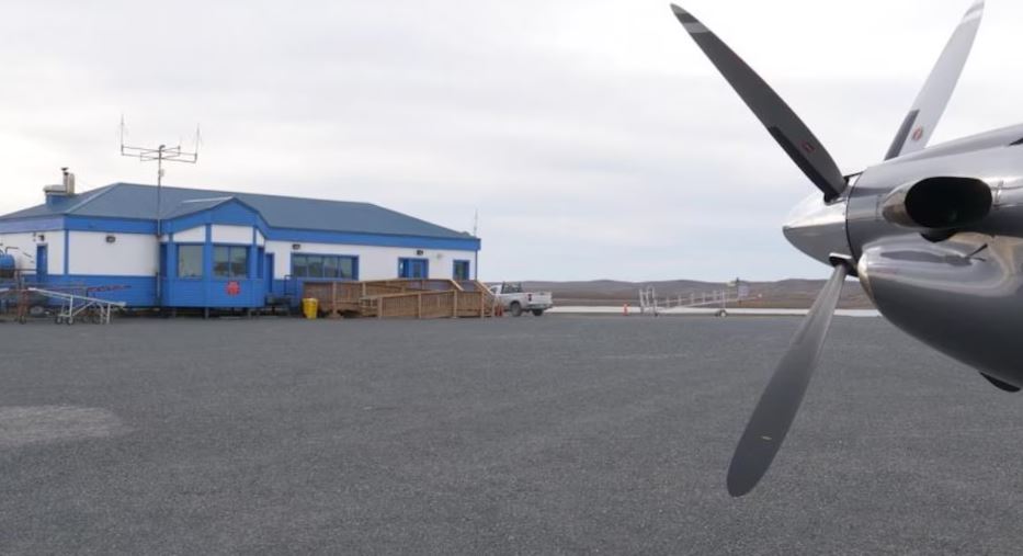L'hélice d'un avion sur le tarmac de l'aéroport de Sanikiluaq, au Nunavut, en octobre 2021.