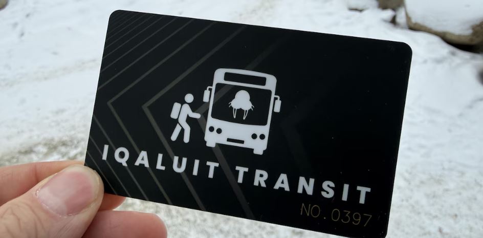 Une carte de transport en commun en plastique.