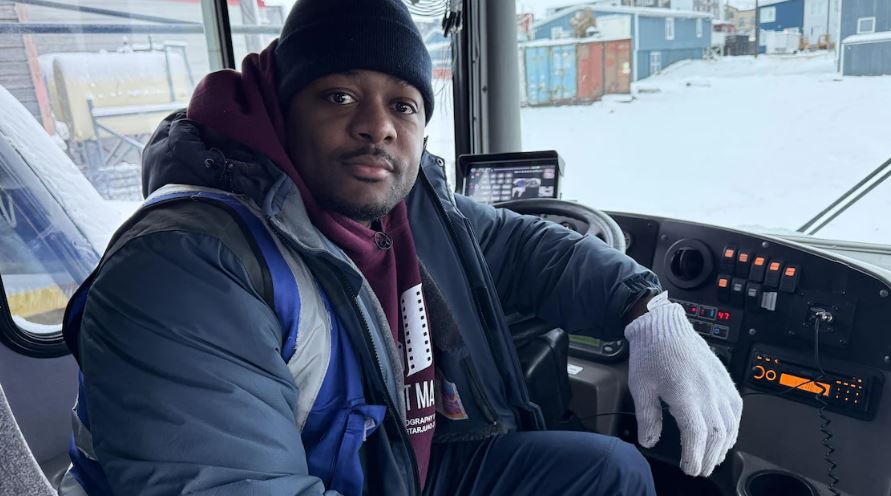 Jacinto Marques derrière le volant d'un autobus.