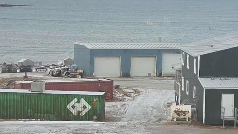 Une photo de bâtiments près de la baie Frobisher.