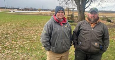 Deux personnes posent sur leur ferme.