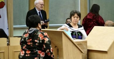 Joanna Quassa, députée de la circonscription d'Aggu, dépose son bulletin de vote.