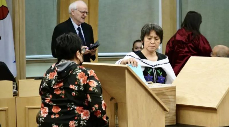 Joanna Quassa, députée de la circonscription d'Aggu, dépose son bulletin de vote.