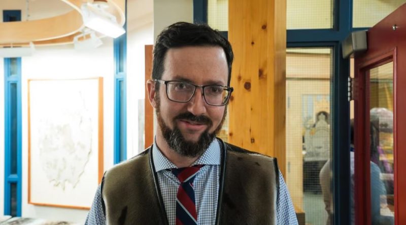 Un homme qui regarde l'objectif.