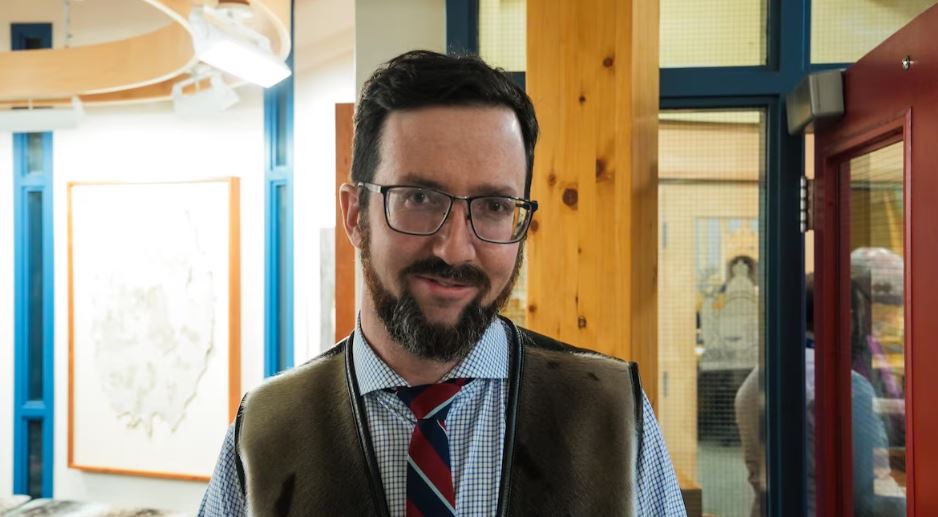 Un homme qui regarde l'objectif.