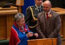 La commissaire du Yukon, Adeline Webber, apparaît en compagnie du député néodémocrate Justin Ziegler.