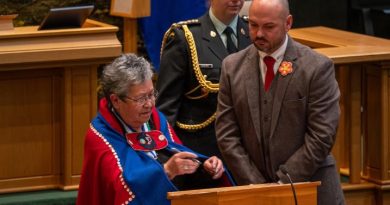 La commissaire du Yukon, Adeline Webber, apparaît en compagnie du député néodémocrate Justin Ziegler.