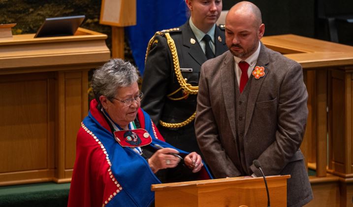 La commissaire du Yukon, Adeline Webber, apparaît en compagnie du député néodémocrate Justin Ziegler.