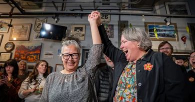 Linda Moen, du Nouveau Parti démocratique, a remporté la circonscription de Mountainview lors des élections territoriales de 2025. On la voit ici en compagnie de la cheffe du parti, Kate White, qui célèbre sa victoire.