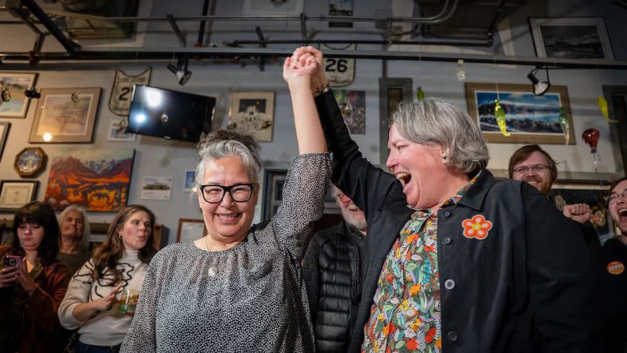 Linda Moen, du Nouveau Parti démocratique, a remporté la circonscription de Mountainview lors des élections territoriales de 2025. On la voit ici en compagnie de la cheffe du parti, Kate White, qui célèbre sa victoire.