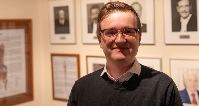 Logan Ockenden, greffier des comités à l’Assemblée législative, pose devant la caméra.