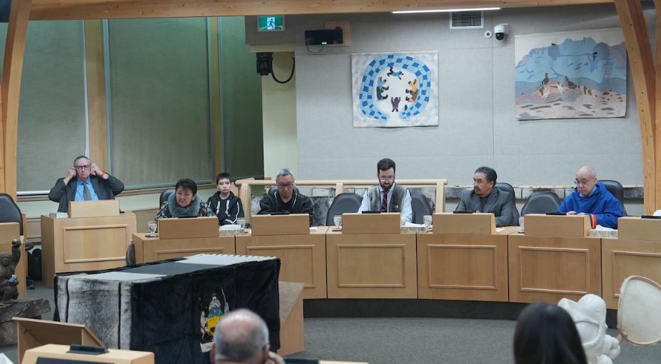 Des personnes dans une assemblée.