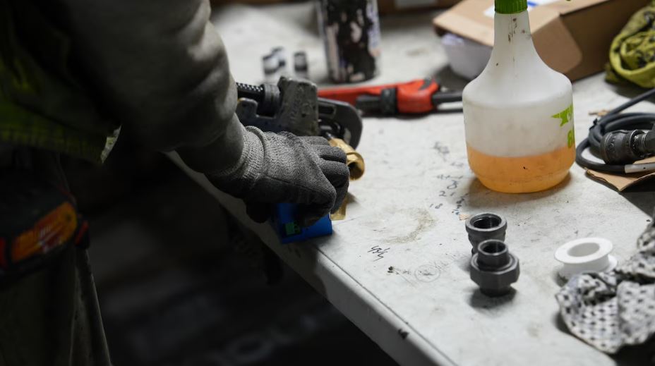 Un gros plan de mains d'ouvriers en train de travailler.