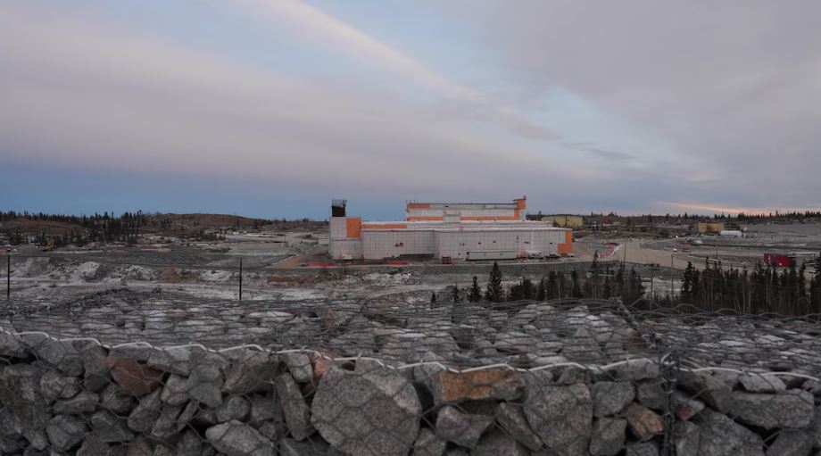 Une photo éloignée permettant de voir l'ensemble du bâtiment.