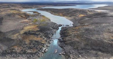 Photo aérienne de la rivière Kuugaluk en direction nord.