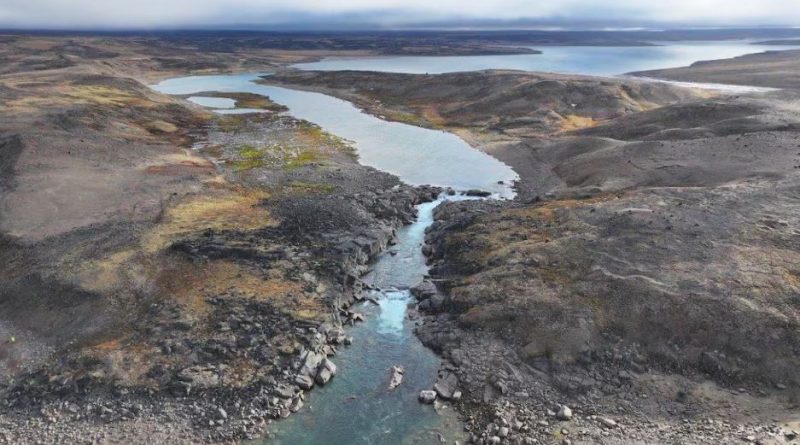 Photo aérienne de la rivière Kuugaluk en direction nord.
