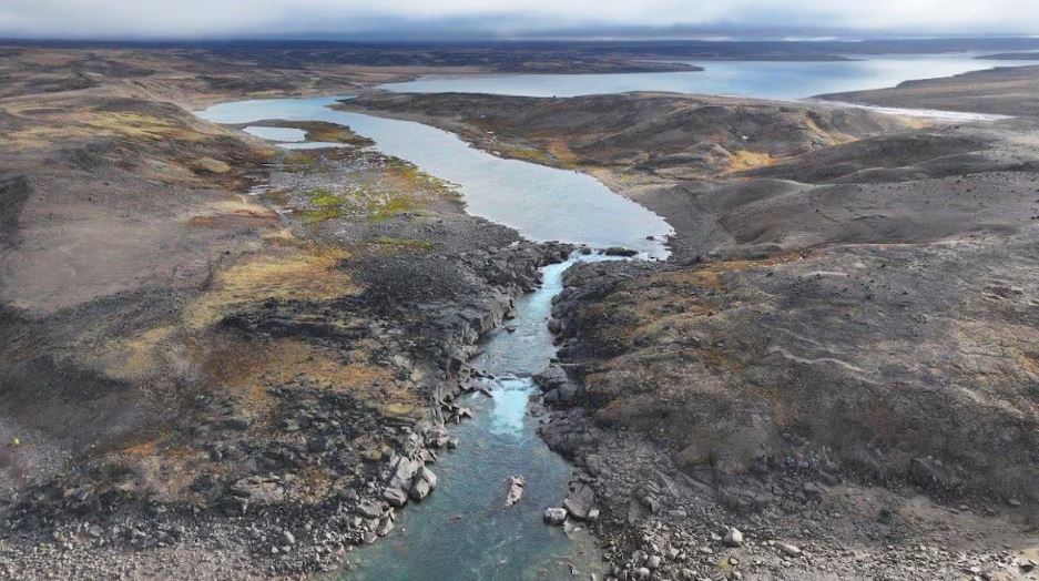 Photo aérienne de la rivière Kuugaluk en direction nord.