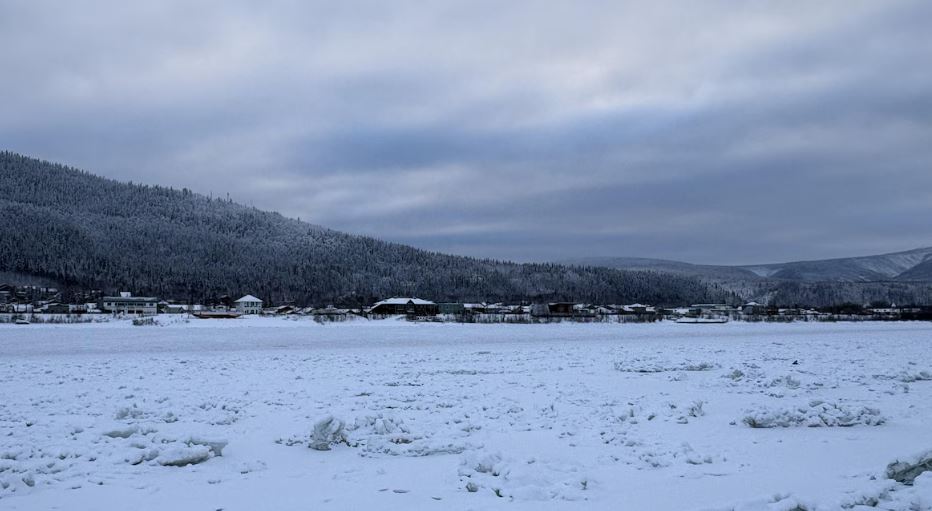 Le fleuve Yukon recouvert de glace à Dawson, le 26 novembre 2025.