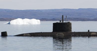 Le sous-marin NCSM Corner Brook devant le relief accidenté de l'île de Baffin, dans la baie de Frobisher, dans l'Arctique canadien, le 19 août 2009.