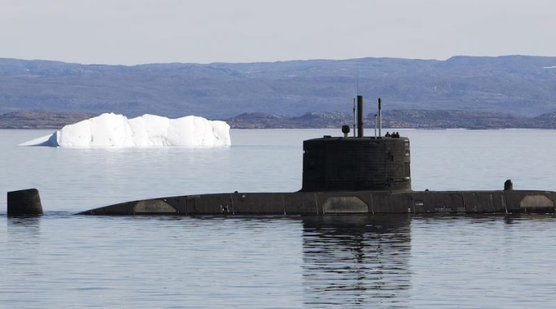 Le sous-marin NCSM Corner Brook devant le relief accidenté de l'île de Baffin, dans la baie de Frobisher, dans l'Arctique canadien, le 19 août 2009.