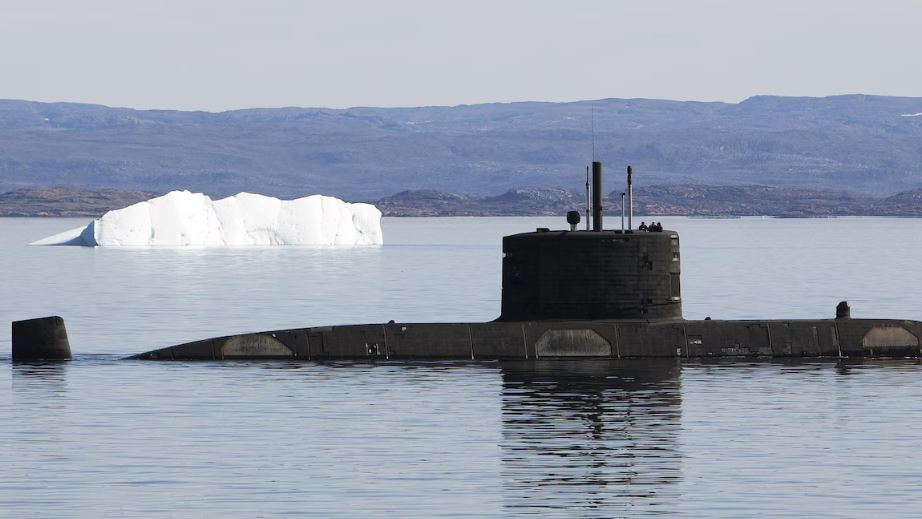 Le sous-marin NCSM Corner Brook devant le relief accidenté de l'île de Baffin, dans la baie de Frobisher, dans l'Arctique canadien, le 19 août 2009.