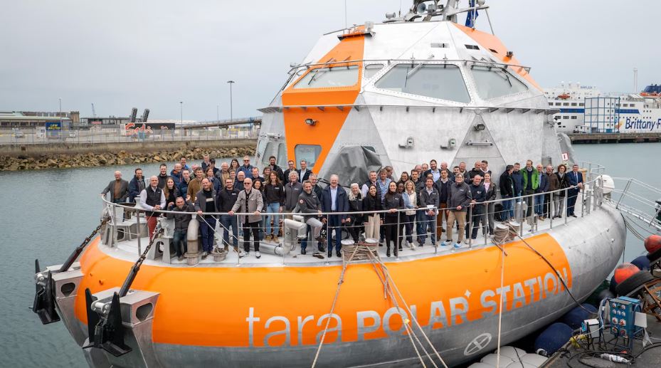 La station polaire Tara lors de sa mise à l'eau avec une foule de personnes à bord.
