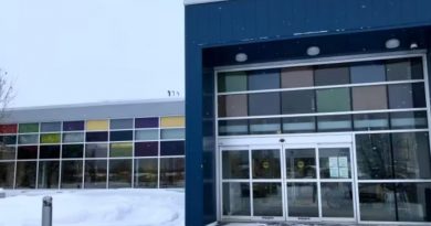 La façade d'un édifice et de la neige.