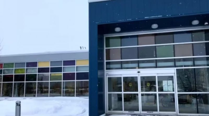 La façade d'un édifice et de la neige.