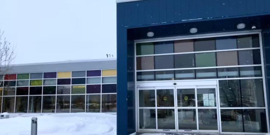 La façade d'un édifice et de la neige.