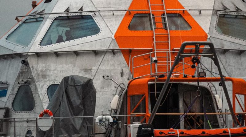 Gros plan de l'arrière de la station polaire Tara.