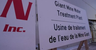 Un panneau indiquant l'entrée de l'usine de traitement des eaux de la mine.