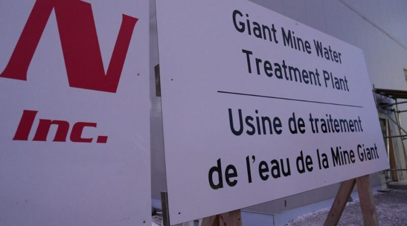 Un panneau indiquant l'entrée de l'usine de traitement des eaux de la mine.